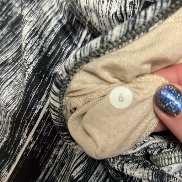 Lululemon size 6 tank bundle - Picture 7 of 9